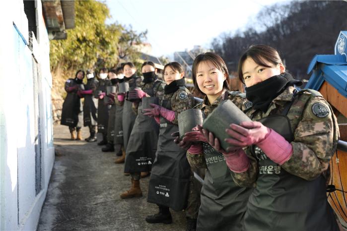 국군간호사관학교 생도들이 14일 연탄 나눔 봉사활동을 하고 있다. 부대 제공
