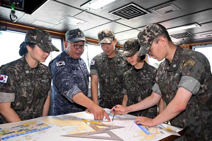 해군사관학교가 17일 개교 80주년을 맞는다. 사진은 사관생도들이 함정 실습을 하는 모습.