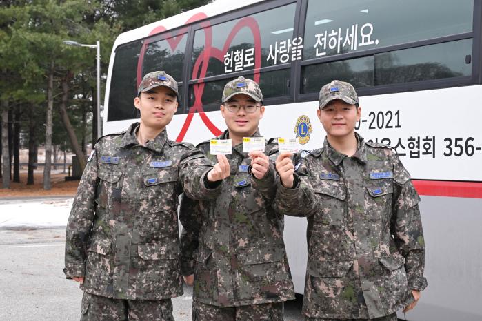 15일 사랑의 헌혈운동에 동참한 공군19전투비행단 장병들이 헌혈증을 들어 보이고 있다. 부대 제공