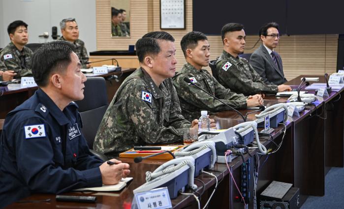 15일 제주지역 해군·해병대 부대를 현장지도 중인 강동길(왼쪽 둘째) 해군참모총장이 함대 작전현황을 보고받고 있다. 사진 제공=김병훈 상사