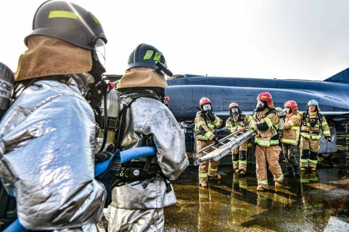 15일 공군11전투비행단 소방구조중대 장병들이 항공기 화재 진압 및 인명구조 훈련을 하고 있다. 부대 제공