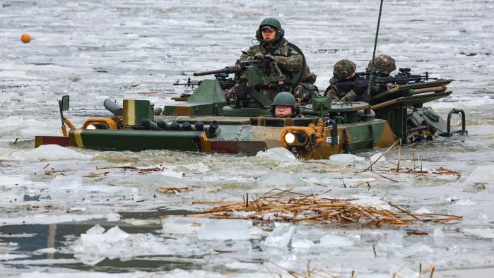 강습도하 중인 K281 장갑차.