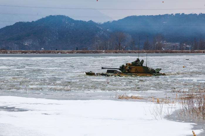 15일 강원 철원군 도하훈련장에서 전개된 육군수도기계화보병사단 돌진대대 파빙도하훈련에서 K21 보병전투장갑차가 얼음을 헤치며 강습도하를 하고 있다.