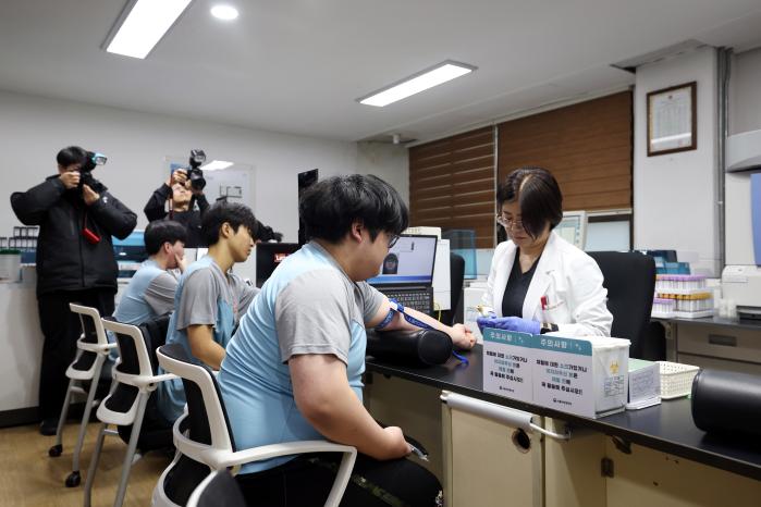 15일 서울 영등포구 서울지방병무청 제1병역판정검사장에서 올해 첫 병역판정검사가 진행돼 대상자가 채혈을 받고 있다. 병무청은 올해부터 병역판정검사 시 본인 확인 절차를 강화해 본인 동의를 거쳐 신분증과 얼굴을 전자적으로 대조한다. 김병문 기자