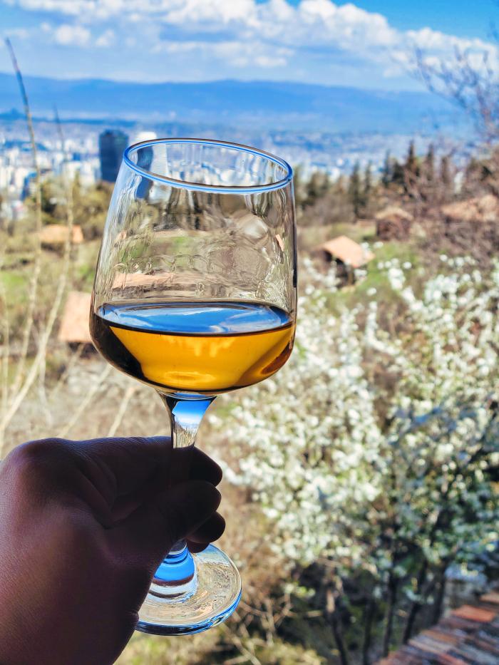 침전·숙성과정을 거친 조지아 크베브리 와인은 우리가 아는 포도주색과 달리 깊은 호박색을 띤다.