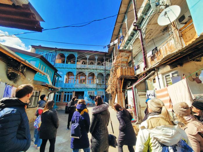 트빌리시의 ‘소비에트 투어’ 모습. 옛 소련 시절 공동주택으로 개조된 채 현재까지 주민들이 살고 있는 주택을 방문한다.