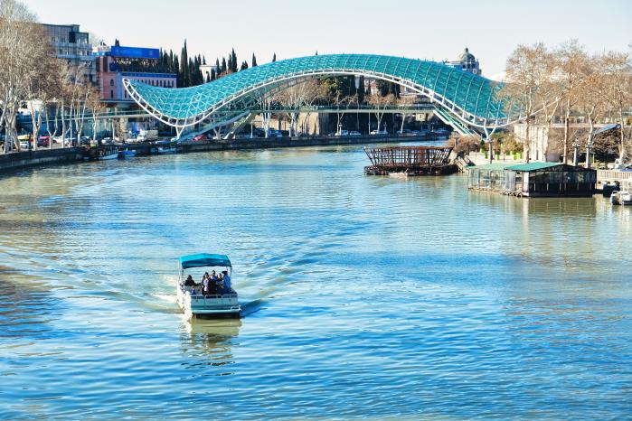 트빌리시 시내를 흐르는 쿠라강과 도시의 랜드마크 ‘평화의 다리’.