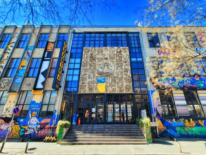 트빌리시의 대표 코워킹 스페이스 ‘파브리카’. 리모델링 당시 남겨 둔 소비에트풍의 입구 부조가 독특한 매력을 풍긴다.