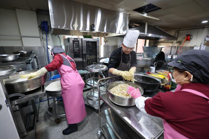 민간위탁으로 전환된 공군3훈련비행단(3훈비) 간부식당에서 음식을 만들고 있는 본푸드서비스 직원들.