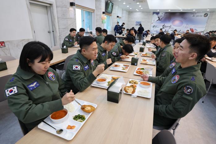 3훈비 학생조종사들이 즐겁게 점심을 먹고 있다.