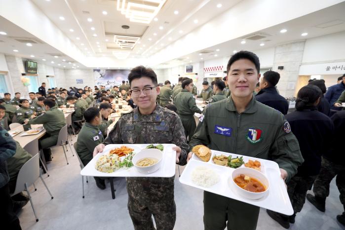 취향 따라 식판에 담은 음식을 들어 보이고 있는 3훈비 간부들.