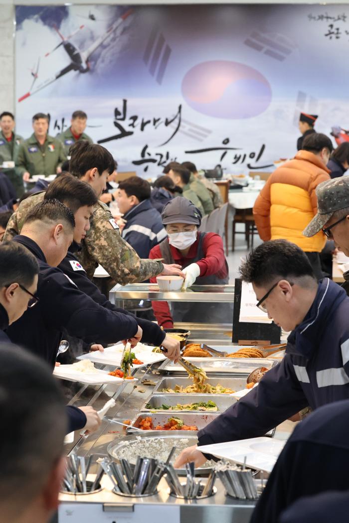 3훈비 간부들이 먹고 싶은 음식을 식판에 담고 있다.