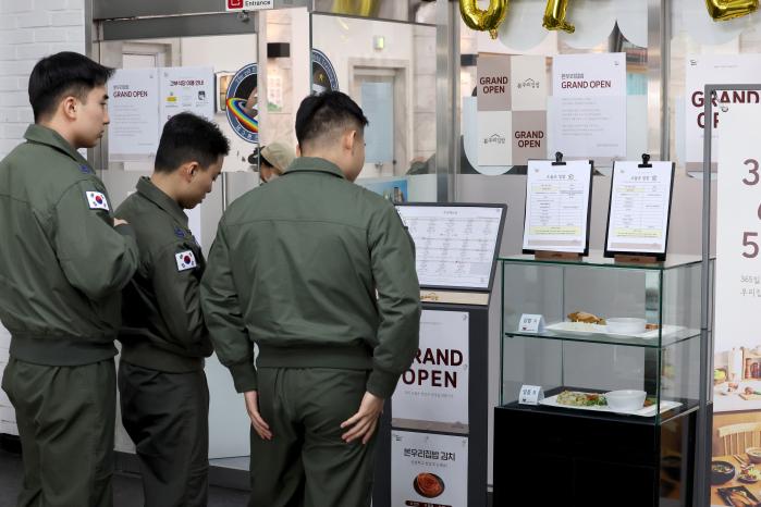 오늘의 메뉴를 보며 뭘 먹을지 고민 중인 3훈비 학생조종사들.