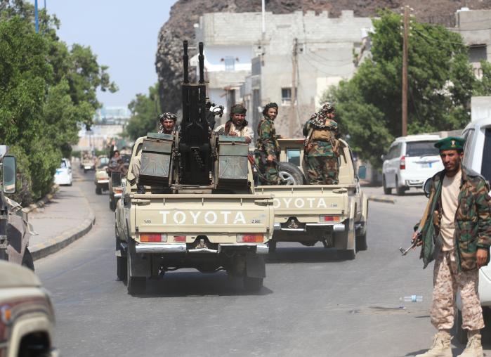 내전을 겪고 있는 예멘에서 정부군이 지난 8일 아덴거리를 순찰하고 있다. EPA·연합뉴스