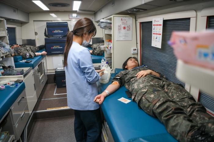 공군15특수임무비행단 사랑의 헌혈 운동에 참여한 장병이 헌혈하고 있다. 사진 제공=권일환 병장
