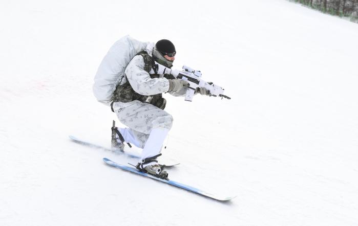 해병대 특수수색여단이 지난 14일 강원 평창군 산악종합훈련장에서 실시한 ‘2026년 동계 설한지 훈련’에서 한 장병이 텔레마크 스키를 탄 채 전술기동하고 있다.