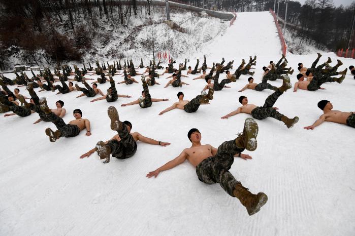 여단 장병들이 추위를 이겨낼 강인한 체력을 기르기 위해 상의를 벗은 채 설상 체력단련을 하고 있다.