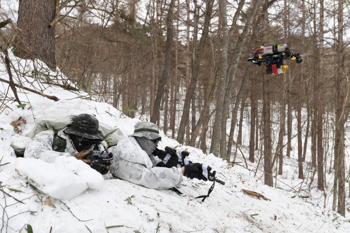 침투작전팀 장병들이 드론을 이용해 정찰 및 감시 전투실험을 하고 있다.