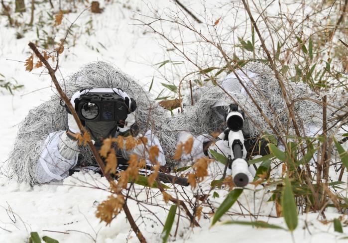 은거지에 몸을 숨긴 저격팀 장병들이 목표물을 관측하고 있다.