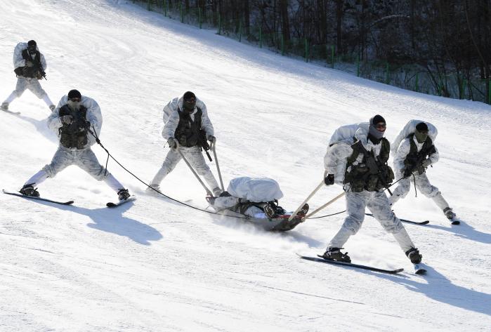 여단 장병들이 썰매를 이용해 부상자를 안전하게 후송하고 있다.