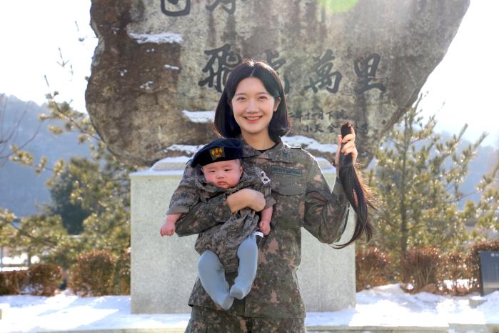 육군1포병여단 한서희 중사가 아들 송한율 군과 함께 기부할 머리카락을 들어 보이고 있다. 부대 제공