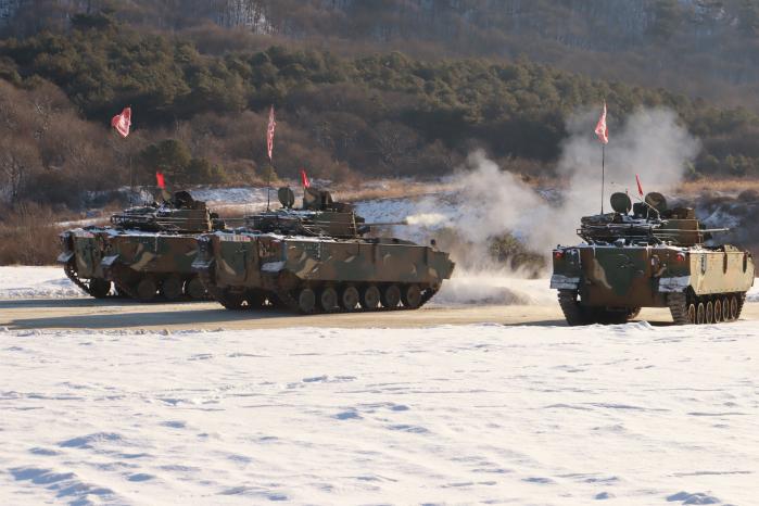 육군수도기계화보병사단 재구대대 K21 보병전투장갑차가 강원 철원군 지포리 훈련장에서 40㎜ 기관포 사격을 하고 있다. 부대 제공
