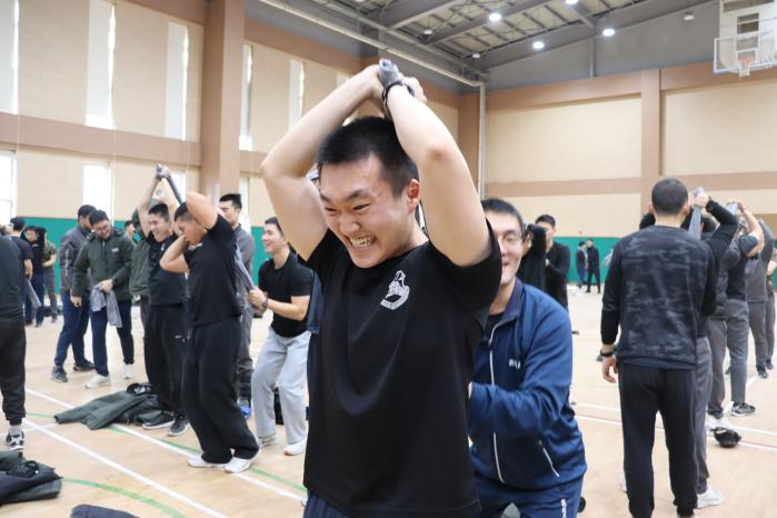 육군2신속대응사단 용호여단 백호대대 장병들이 집중체력단련주 기간 외부 전문강사의 지도를 받으며 체력단련을 하고 있다. 부대 제공