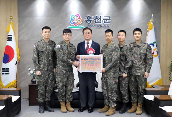 육군20기갑여단 마루대대 의무반 장병들이 육군 창업경진대회 상금을 신영재(왼쪽 셋째) 홍천군수에게 전달하고 있다. 부대 제공