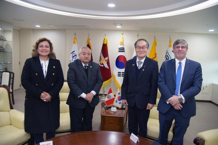이용철(오른쪽 둘째) 방위사업청장은 지난 15일 페루 국회의원단과 양국 방산협력 강화 방안을 논의했다. 방사청 제공