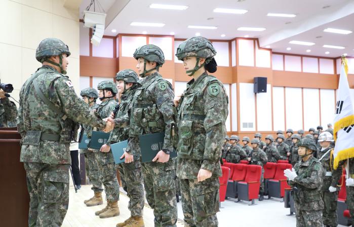 육군73보병사단이 17일 개최한 완전예비군대대 시범운영 창설식에서 장병들이 임명장을 받고 있다. 부대 제공