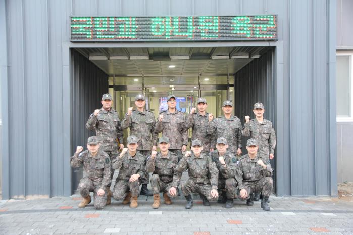 민가 화재 현장에서 초기 진압에 기여한 육군22보병사단 북극성포병대대와 비호대대 장병들이 파이팅 포즈를 취하고 있다. 사진 제공=이동준 중위