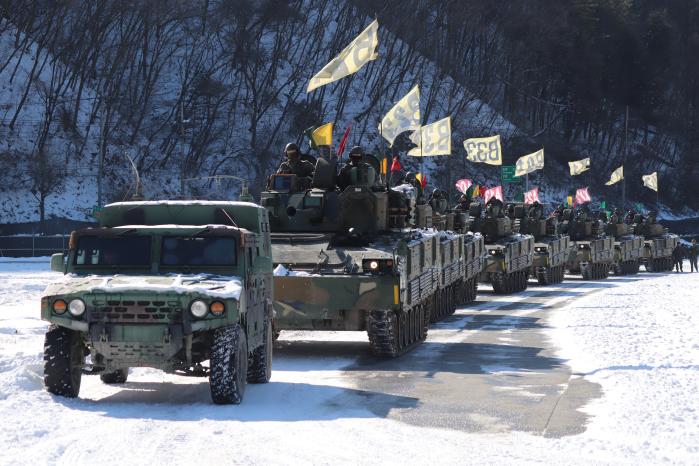 육군8기동사단 진호대대 K21 보병전투장갑차가 야외전술훈련 중 기동하고 있다. 사진 제공=박재현 대위(진)