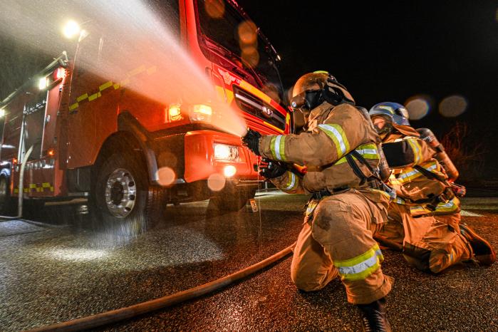 지난 15일 공군8전투비행단 야간 건물화재 진화훈련에서 소방구조요원들이 화재진압을 하고 있다. 부대 제공