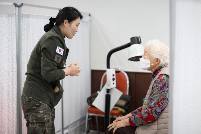 의무대대 장병이 주민과 건강상담을 하고 있다.