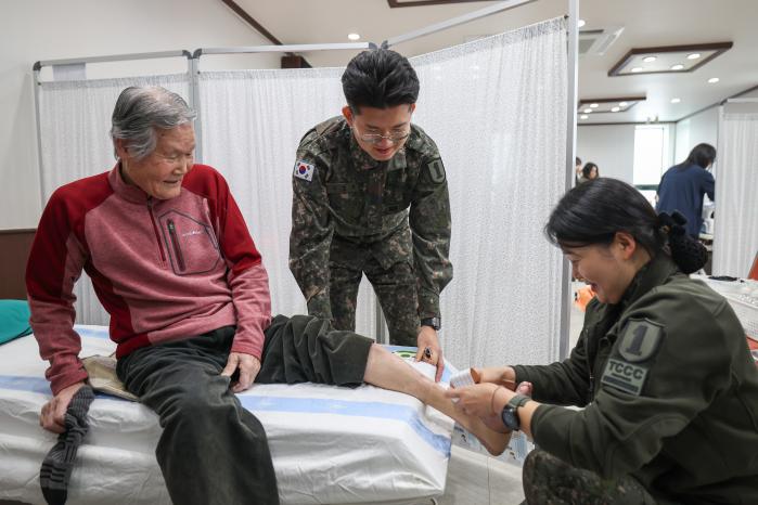 의료봉사에 나선 장병이 부상 부위에 테이핑을 하는 모습.