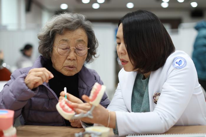 육군1보병사단 의무대대가 지난 15일 경기 파주시 통일촌 경로당에서 개최한 ‘민북지역 찾아가는 의료봉사’ 중 서영대학교 치위생학과 관계자가 양치질 교육을 하고 있다.