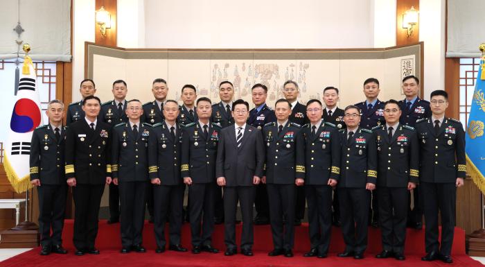 이재명 대통령이 지난 16일 청와대 본관에서 열린 중장 진급·보직신고 및 수치 수여식에서 진급자들과 기념사진을 찍고 있다. 연합뉴스