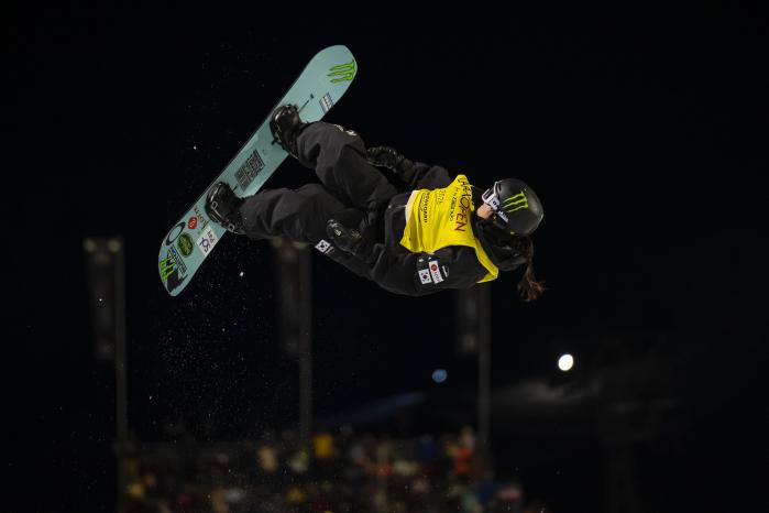 최가온이 18일 스위스 락스에서 열린 2025-2026 국제스키연맹(FIS) 스노보드 월드컵 여자 하프파이프 결선에서 공중 연기를 펼치고 있다. EPA·연합뉴스
