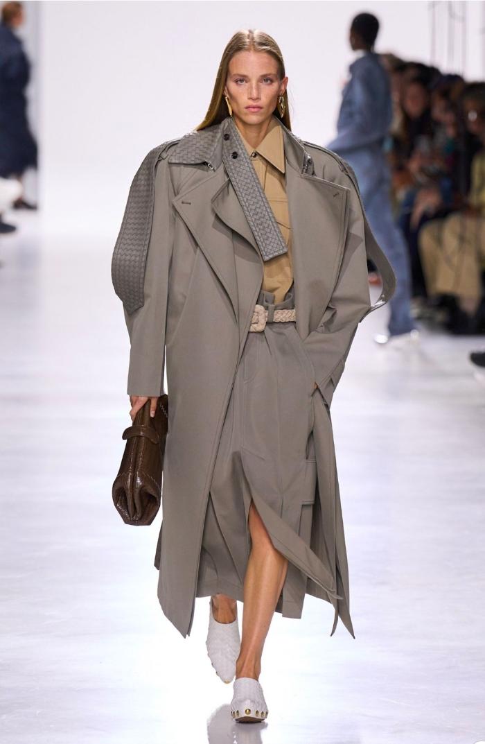 트렌치코트의 세대교체를 알린 보테가베네타의 2026 SS 컬렉션. 엘르 제공