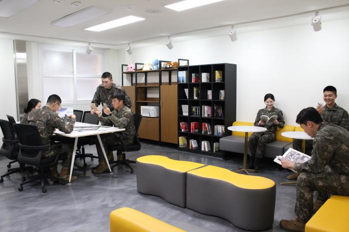 육군3포병여단 화룡대대 장병들이 과거 창고였던 공간을 개조해 만든 ‘소통형 휴게실’에서 책을 보거나 자유롭게 대화를 나누고 있다. 부대 제공
