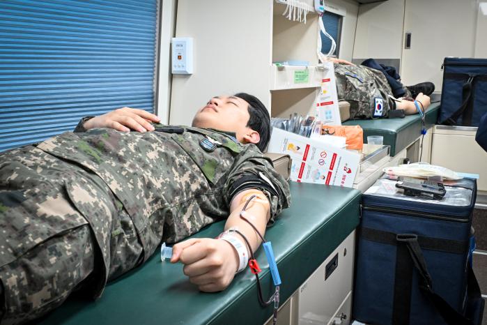 19일 공군3미사일방어여단 장병들이 대한적십자사 헌혈버스에서 헌혈하고 있다. 부대 제공