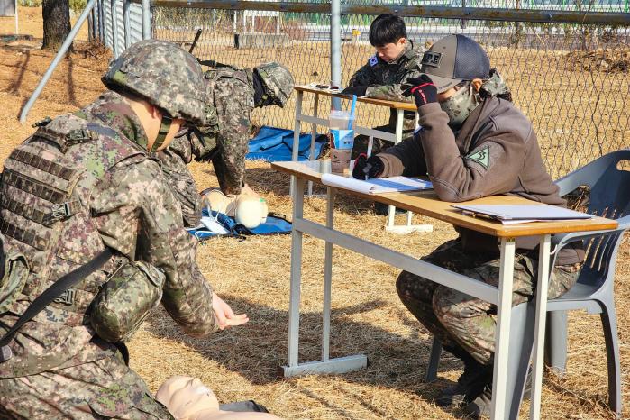 육군53보병사단 울산여단이 지난 14일부터 16일까지 ‘병 진급 개인훈련 평가’를 실시한 가운데 장병들이 전문평가관 감독 아래 전투부상자처치(TCCC) 평가를 받고 있다. 부대 제공