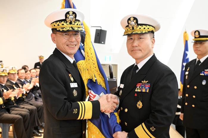 19일 해군잠수함사령관 취임식에서 김경률(왼쪽) 해군작전사령관이 김태훈 신임 사령관에게 부대기를 건네고 있다. 사진 제공=이승엽 중사