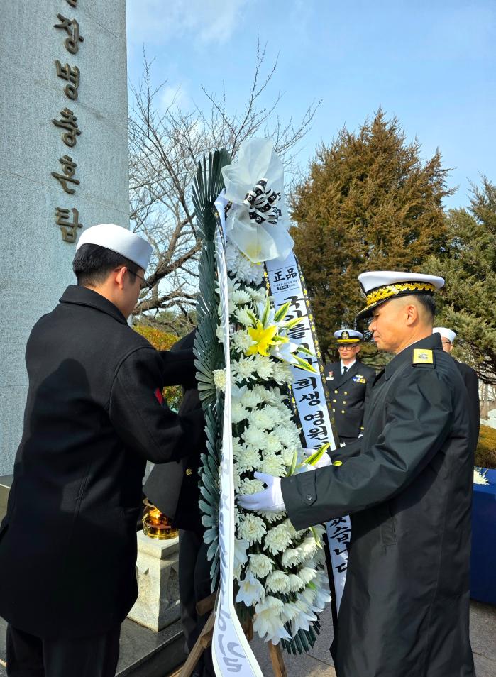 19일 해군1함대에서 거행된 59주기 당포함 전몰장병 추모행사에서 류윤상(오른쪽) 1해상전투단장이 당포함 전몰장병 충혼탑에 헌화하고 있다. 부대 제공