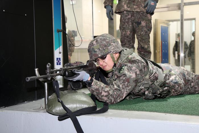 육군60보병사단 상비예비군들이 지난 17일 열린 첫 소집훈련에서 개인화기 영점사격을 하고 있다. 부대 제공