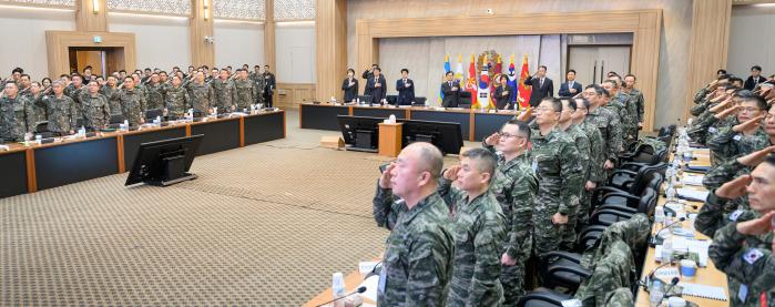 19일 계룡대에서 열린 육·해·공군 및 해병대 업무보고에서 참석자들이 국민의례를 하고 있다. 이날 업무보고에서 각 군은 군사대비태세 확립을 최우선 과제로 제시하면서 첨단과학기술을 중심으로 한 전력 증강을 공통 과제로 내세웠다. 국방부 제공