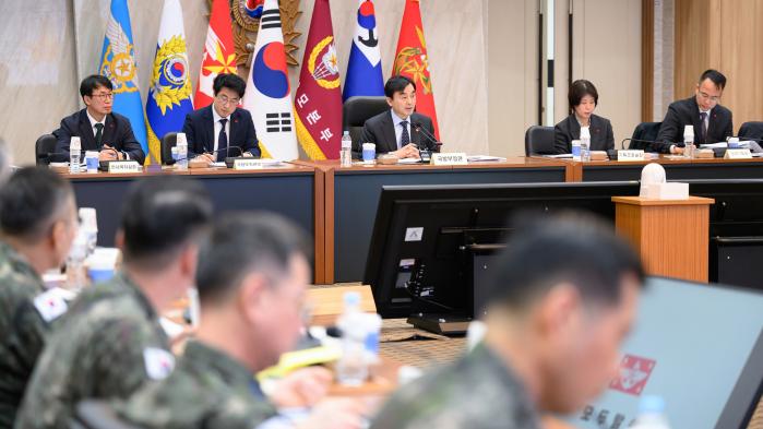 안규백(가운데) 국방부 장관이 19일 계룡대에서 열린 육·해·공군 및 해병대 업무보고에서 발언하고 있다. 국방부 제공