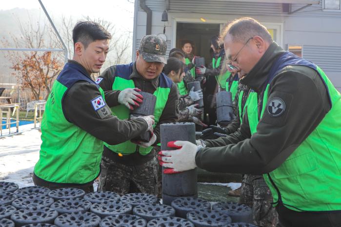 육군5포병여단 승포 간부 봉사단원들이 지난 17일 강원 철원군 서면에서 연탄 나눔 봉사활동을 하고 있다.