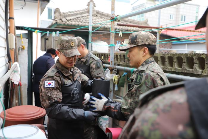 육군22보병사단 전차대대 간부들이 18일 강원 속초시에서 취약계층을 위한 연탄 나눔 봉사활동을 하고 있다.
