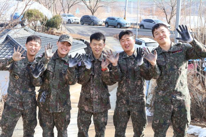 육군과학화전투훈련단(KCTC) 전문대항군연대 전차중대 장병들이 지난 16일 강원 인제군 남면에서 열린 연탄 나눔 봉사 중 기념사진을 찍고 있다.